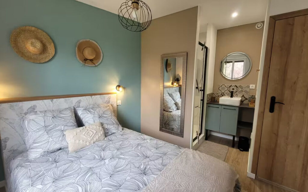 Investissement immobilier locatif airbnb amenagement chambre salle de bain isere voiron
